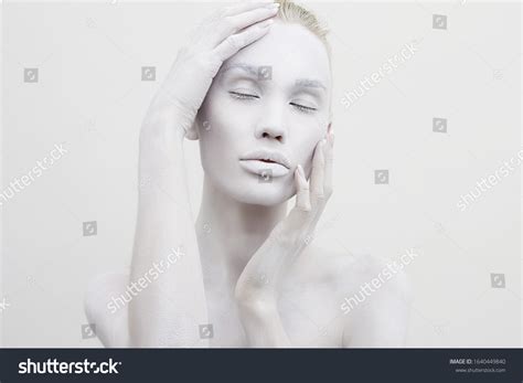 Beautiful Woman White Paint Beautiful Nude Foto De Stock