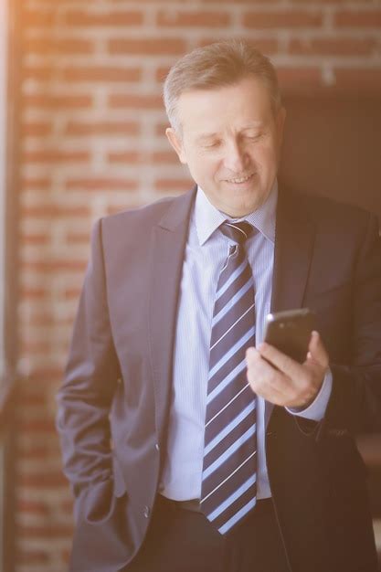 Premium Photo Senior Businessman Reading Text Message On Smartphone