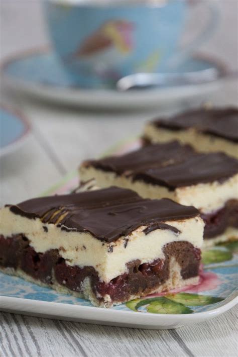 Für donauwellen auf dem blech nehmen sie 2 backmischungen, verdoppeln die weiteren zutaten und backen den kuchen aber nur etwa 35 minuten. Einfaches Rezept für Donauwellen mit Buttercreme ...