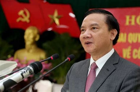 Vào đảng năm 1988, có trình độ tiến sĩ luật học, cao cấp lý luận chính trị. Ông Nguyễn Khắc Định được phân công làm Bí thư Tỉnh ủy Khánh Hòa