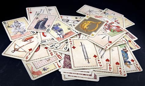 El niño tiende a jugar prácticamente sin estímulo alguno, lo cual ha hecho plantearse desde hace dos siglos cuál es el origen de ese deseo o necesidad. Cartas de poker: ¿Cuál es su origen? - aprenderpoker