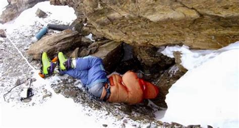 Mt Everest Has Killed 300 Climbers Retrieving A Body Is Treacherous Here S What It Takes