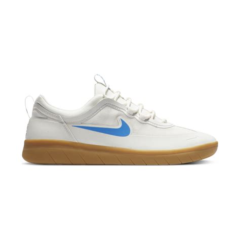 Dressed in summit white with a light photo blue swoosh, the latest nyjah free 2 from nike sb sits atop a classic clean gum outsole. Nike SB Nyjah Free 2.0 (Summit White / Light Photo Blue)