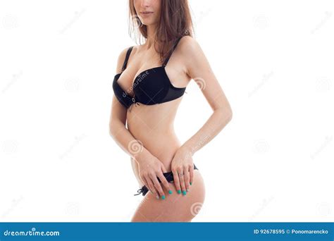 młoda seksowna dziewczyna z pięknymi dużymi piersiami w czarnym staniku pozuje na kamery