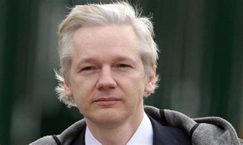 Wikileaks'in kurucusu julian assange 2012 yılından beri büyükelçilik. "En m'accueillant, la France accomplirait un geste ...