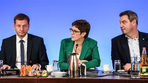 Ein amtsarzt widerspricht markus söder und wird zwangsisoliert. Markus Söder (CSU) will Verlegung von Behörden in den ...