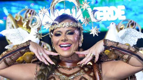 Viviane Araújo Usa Fantasia Luxuosa E Brilha No Carnaval De São Paulo