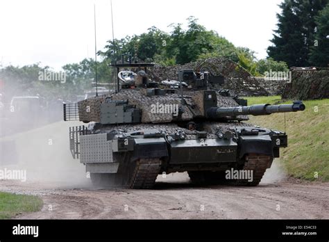 British Army Challenger 2 Main Battle Tank Fotos Und Bildmaterial In
