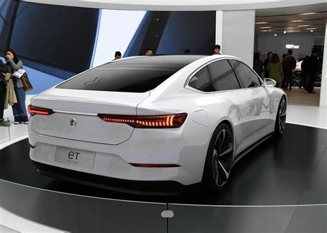 The sedan features a heartbeat taillight, a spacious interior, and can be unlocked with the world's first uwb digital key. NIO ET7, l'elettrica cinese con 800 km di autonomia ...