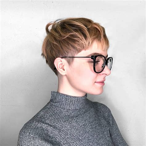 At home, you can do easy, short hairstyles for round faces, such as this one, in a few minutes. #pixiecuts From @strctmachine (Swipe for more angles ...