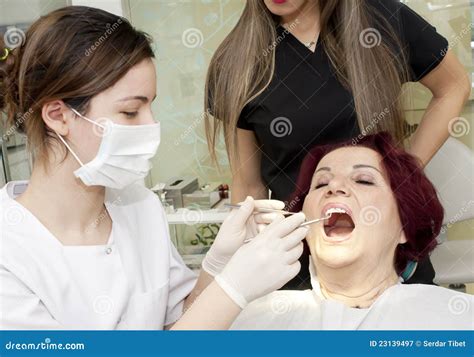 Dentiste Soignant Son Patient Image Stock Image Du Forage