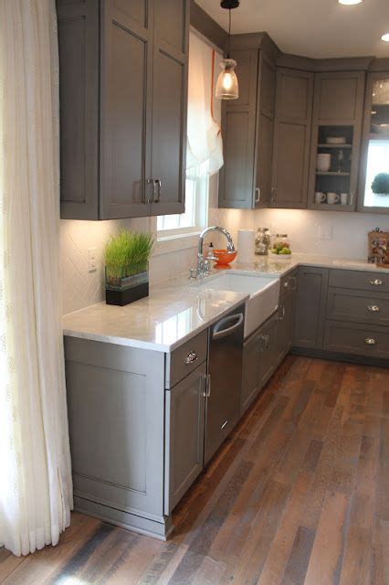 Woodworkers love the lustrous finish that shows up. Grey Gel Stain Over Oak Cabinets | www.resnooze.com