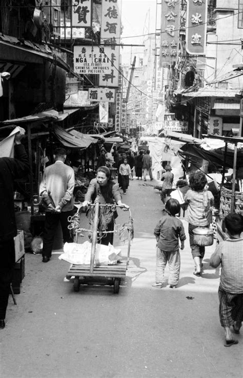 Uwmlib Title Hong Kong Woman Pushing Cart Through Street In Business District 1940 這是1940年