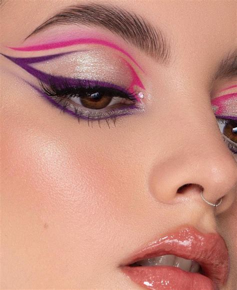 30 Cute Eye Makeup Looks To Recreate — Hot Pink Purple Graphic Line