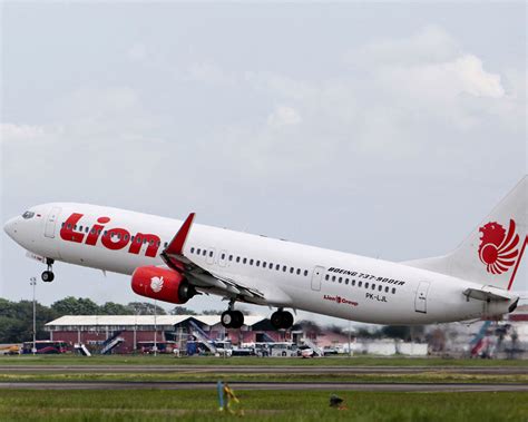 The sriwijaya air boeing 737 lost contact en route to pontianak in west kalimantan province, officials said. Indonesian plane crashes off Jakarta