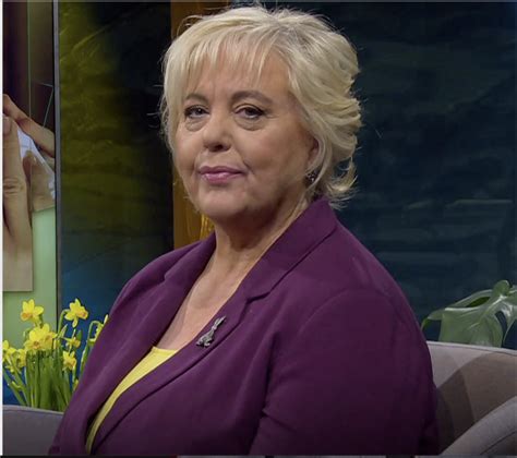Närmare 600 avsnitt har det blivit genom åren, men att börja slappna av och ta saker och ting för givet. Suzanne Axell bortplockad ur tv-rutan av SVT - här är ...