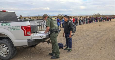 Border Agents Working Without Pay See Large Groups Of Migrants
