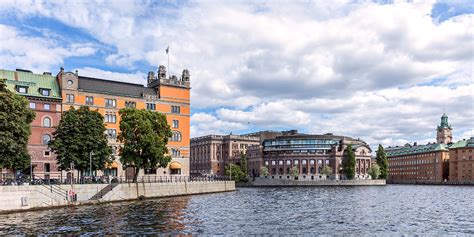 Liberalerna vill flytta in i rosenbad. Öppet brev till regeringen: Världen utanför Rosenbad ...