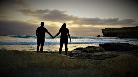 Fondos De Pantalla 1366x768 Costa Piedras Las Parejas De Enamorados Mar