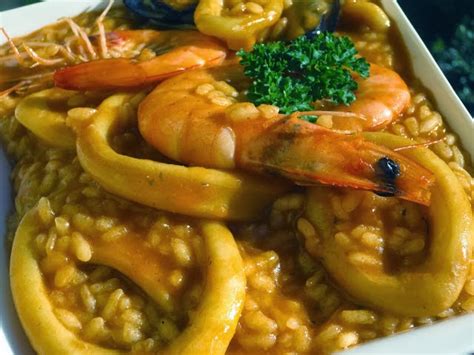 Los calamares tienen dos puntos de cocción para que queden tiernos. Arroz caldoso con calamares