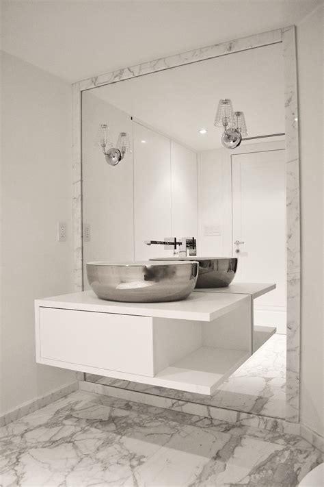 Vanity della stanza di polvere. Floating Marble Sink Vanity