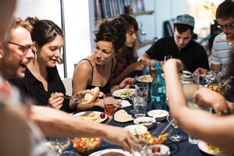 The Couchsurfing of Eating Out, By Elva Carri - Positive Life