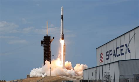 Histórico Despegue Del Spacex El Primer Cohete Tripulado Privado Que