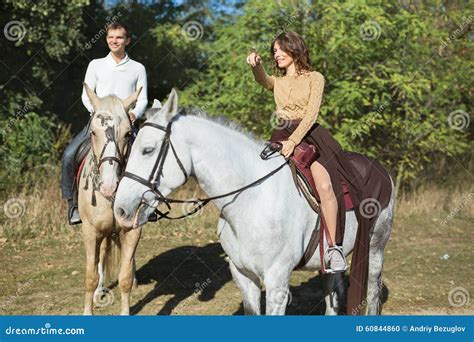 Junge Paare In Der Liebe Die Ein Pferd Reitet Stockfoto Bild Von