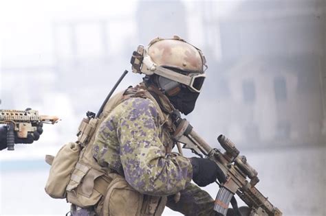 Está destinado a manejar situaciones delictivas extraordinariamente difíciles o potencialmente mortales, como el terrorismo , las situaciones de rehenes y los secuestros. Forsvarets elitesoldater skal sluses ind i politiet ...