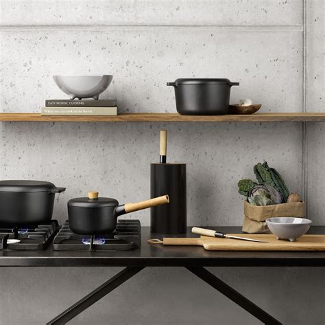 Here are some ideas you can implement to maximize space, improve aesthetics and ergonomics, and generally make your small kitchen a happier place. Faitout Nordic Kitchen Eva Solo - Noir | Made In Design