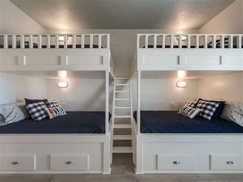 Over Sized Bunk Room With 4 Full Size Beds Built In Bunks ”bunkbeds