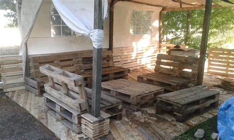 How to build a strong, sturdy deck. Pallet Deck Construction - DIY Patio Furniture - Easy ...