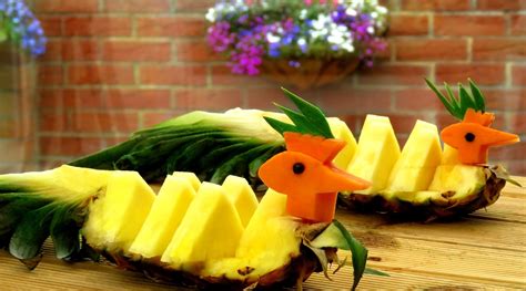 Italypaul Art In Fruit And Vegetable Carving Lessons Art In Pineapple Peacock Pineapple Art