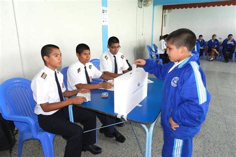 Los alumnos votan para escoger un presidente de la clase. Elecciones Municipales Escolares 2014