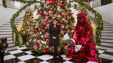 The iconic chair isn't the only surprise jenner's millions of fans and followers will discover in her chic new home in the los angeles suburb of hidden. If you love Christmas decorating, you need to see this ...