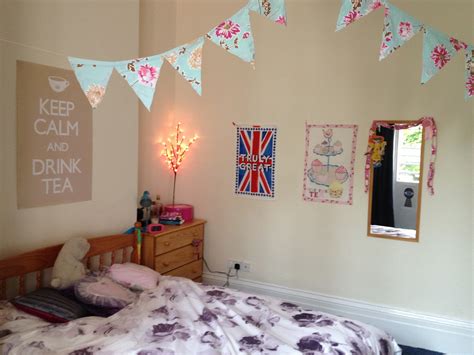 Choose a roomy bedside table with drawers or doors behind which you can hide books, lotion, and reading glasses within reach but out of sight. The twenty best ways to decorate your student room at uni ...