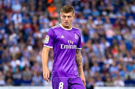 This biography provides detailed information about toni kroos is a german professional footballer, who plays as a midfielder for the german national. Real Madrid: Berater packt aus: Auch Barça wollte Toni ...