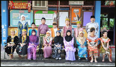 Bahkan, persediaan pakaian sekolah atau uniform anak ini telah disediakan lebih awal sebelum menjelangnya musim persekolahan. SEKOLAH RENDAH AMO, TEMBURONG: PERTANDINGAN PAKAIAN ...