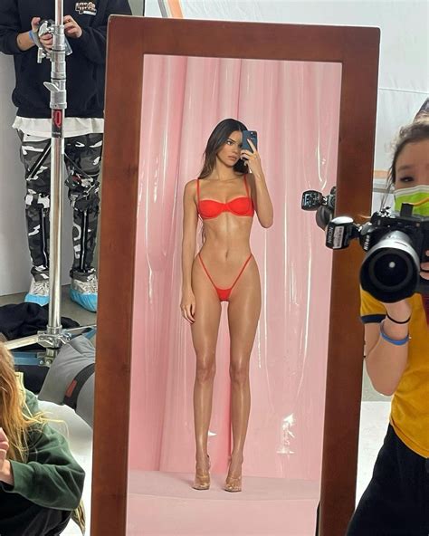 Kendall Jenner é Acusada De Esticar Silhueta Em Foto De Biquíni Compare Quem Quem News