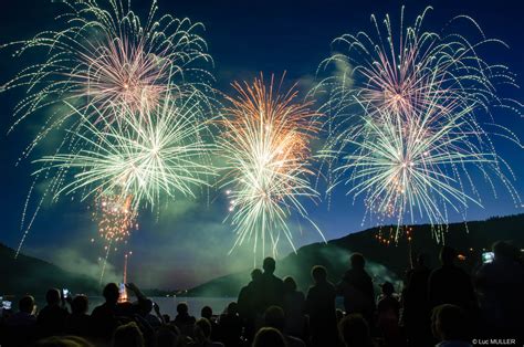 Automatiques ou manuels, artifices aériens compacts, fusées ou encore au sol comme les feux de bengale et fontaines, vous trouverez la magie que vous recherchez afin de rendre parfait votre événement. Feu d'artifice 14 juillet 2015 - Gérardmer • Luc Muller