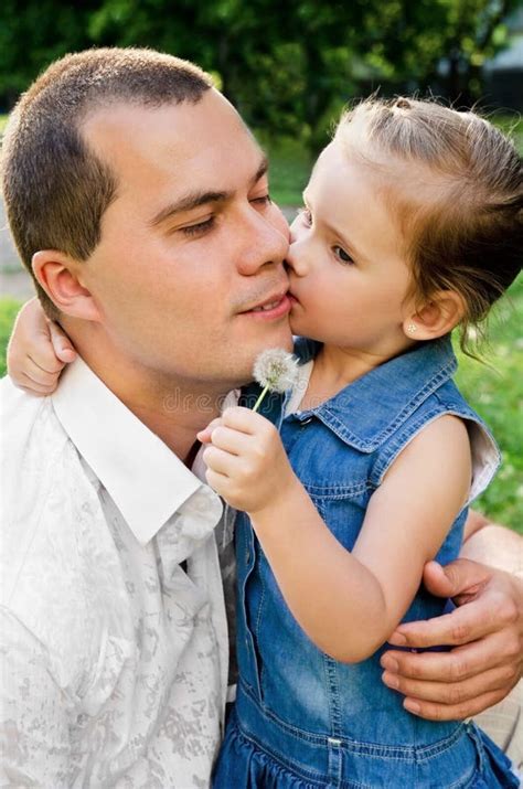 Niña Que Besa A Su Padre Foto De Archivo Imagen De Muchacha 24786816