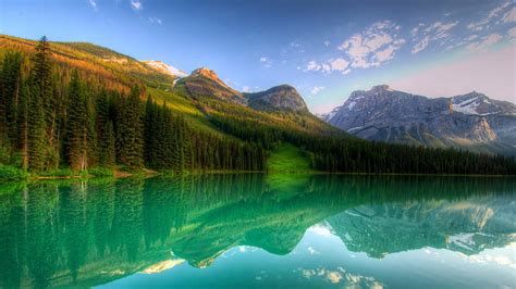 Gorgeous Yoho Lake In The Canadian Rockies R Forest Green Mountains