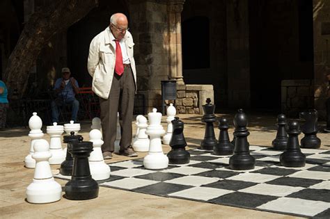 Ontdek de perfecte stockfoto's over old man playing cards en redactionele nieuwsbeelden van getty images kies uit premium old man playing cards van de hoogste kwaliteit. Detail Of Old Man Playing Gigantic Chess Outdoors On A ...