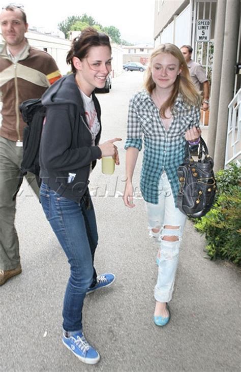 Daksten Kristen Stewart And Dakota Fanning Photo