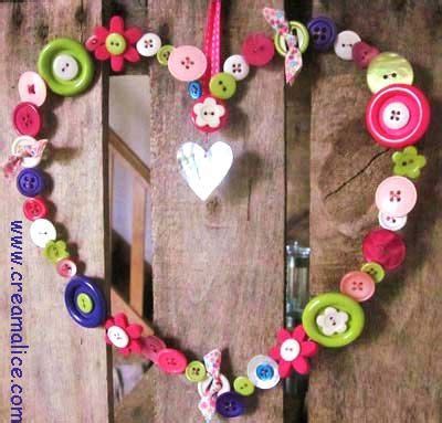 Des décorations de noël à faire avec des boutons. Suspension Coeur Boutons | Decoration coeur, Artisanat de ...