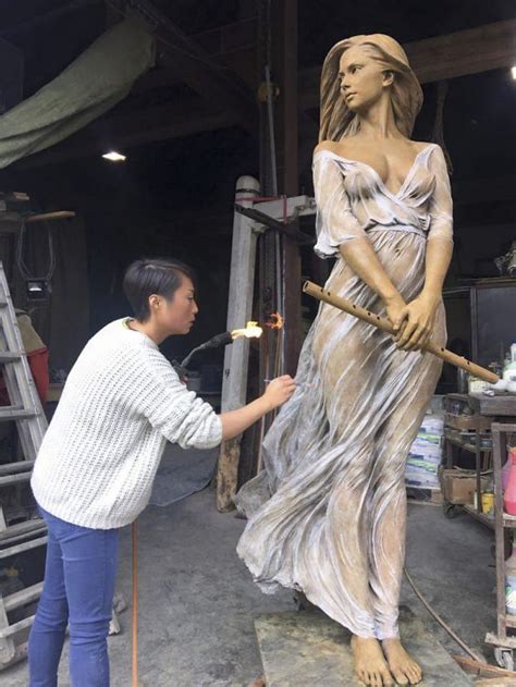 Художница создает очень реалистичные скульптуры женщин вдохновляясь