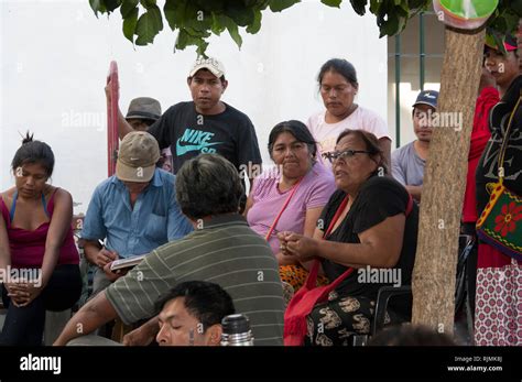 Pueblo Wichis En La Plaza Principal De Salta Argentina Protestando Por