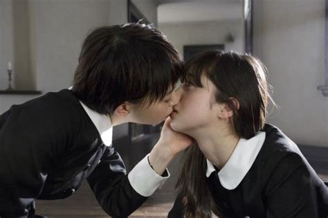 超美少女同士がキス！美しすぎる禁断のカットが公開！の画像｜シネマトゥデイ レズビアンカップル キス写真 キス カップル