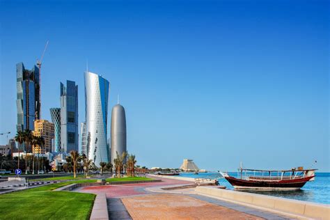 Rely on us when you need to fly. BILDER: Corniche in Doha, Katar | Franks Travelbox