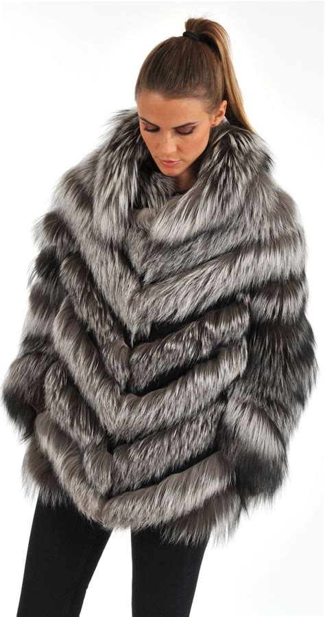 Il peut aussi être porté en contraste avec un look casual ou business. veste en fourrure de renard argenté agostoni | Futra, Futro